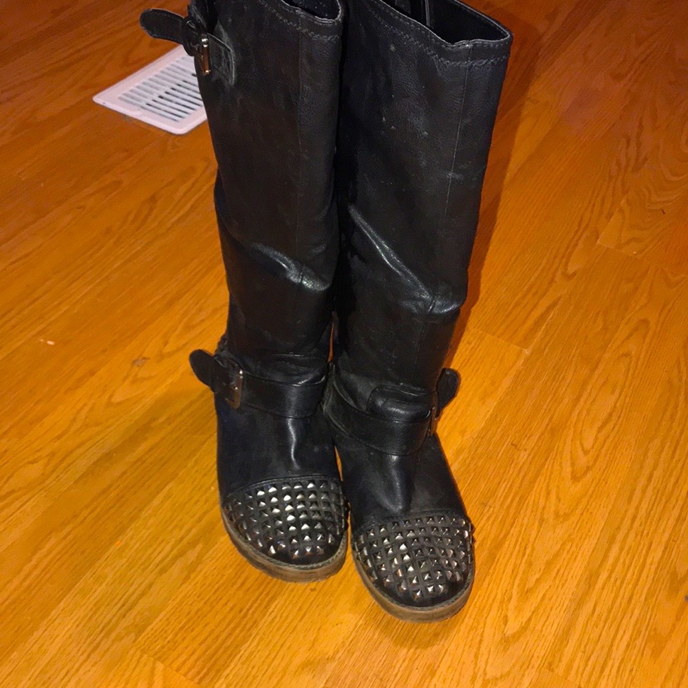 Breckelle’s leather studded boots below the knee